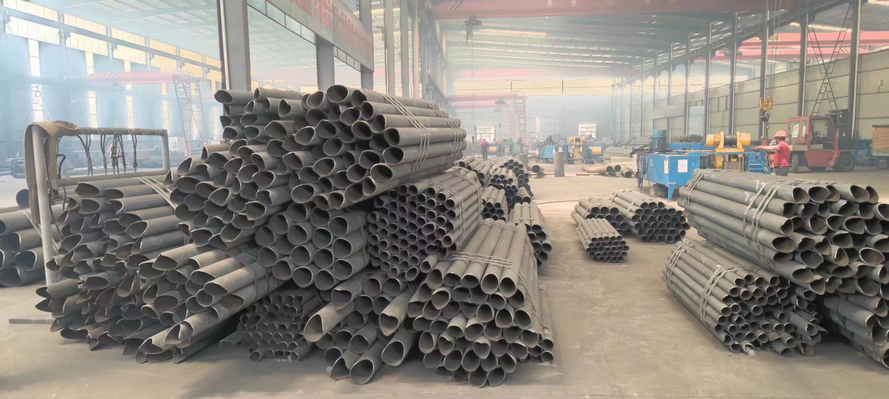 反吊膜公司钢构加工厂一角